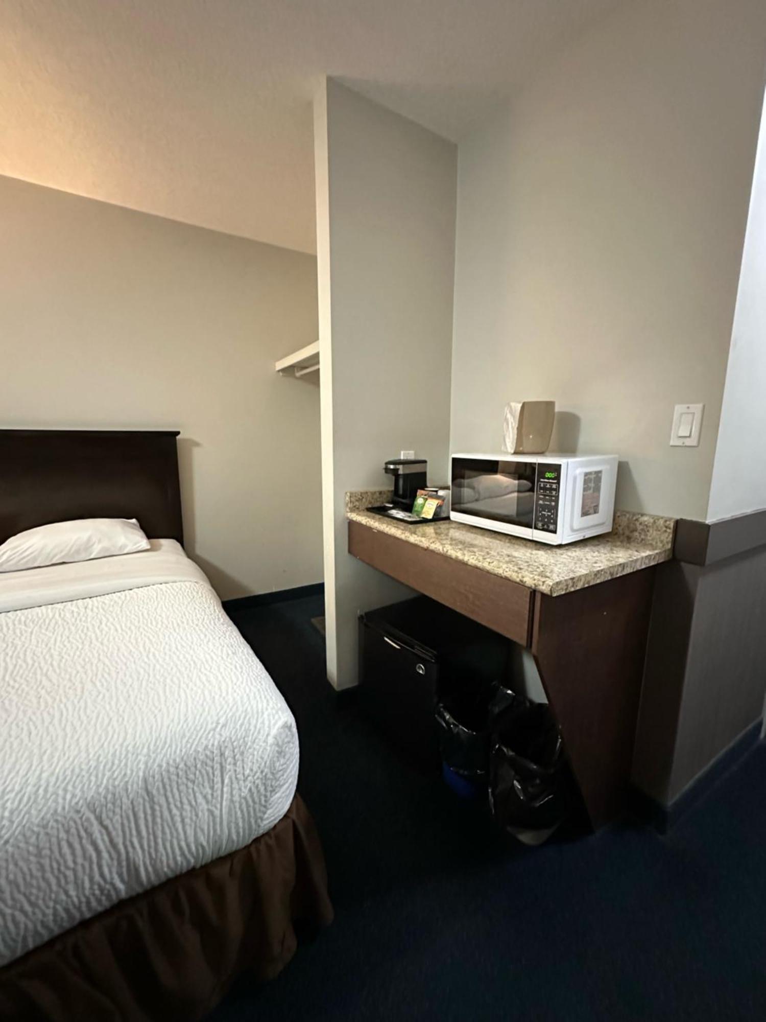 Travelodge By Wyndham Wetaskiwin Esterno foto