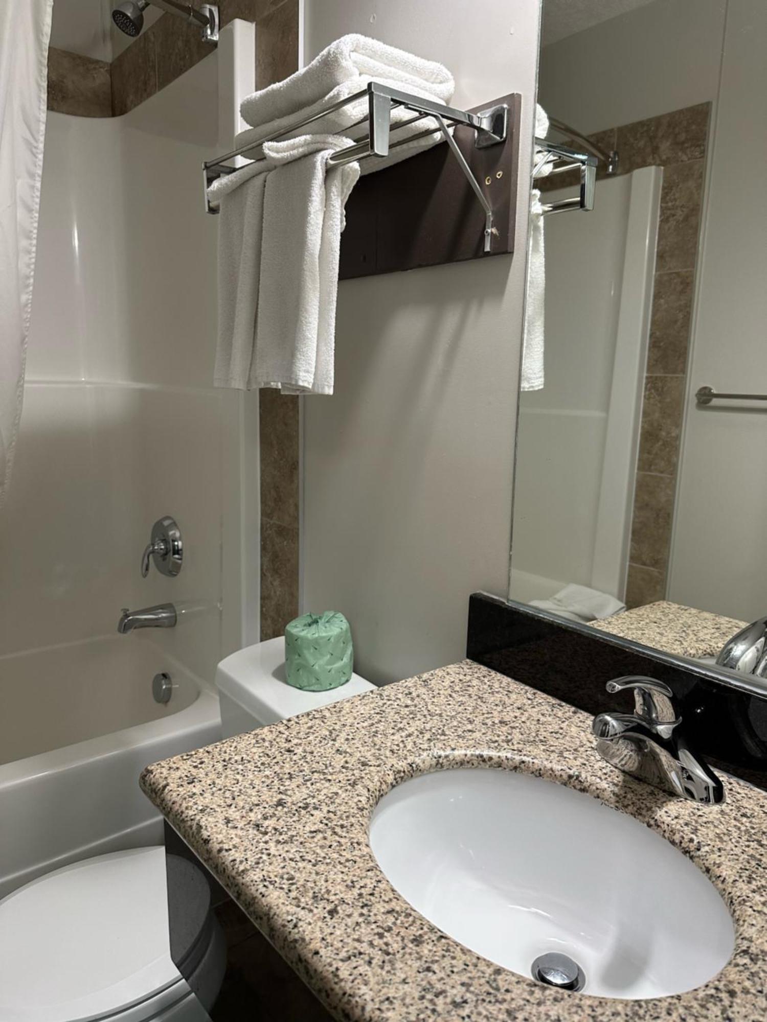 Travelodge By Wyndham Wetaskiwin Esterno foto